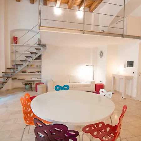 Modern In Historic Building דירה קליארי