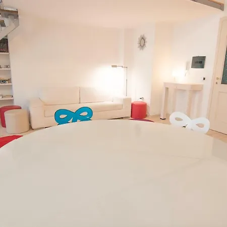 Modern In Historic Building דירה *