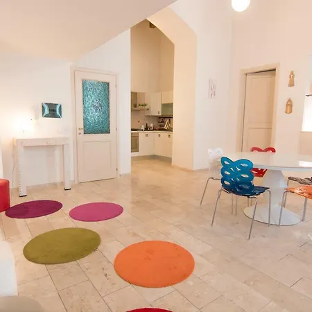 Modern In Historic Building דירה