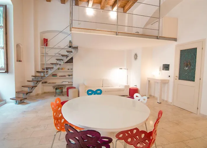 Modern In Historic Building شقة كالياري